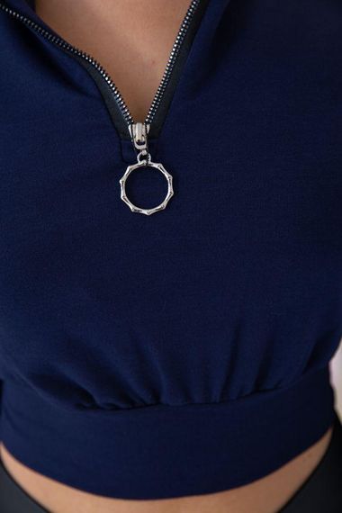 Укороченный женский свитшот на змейке темно-синего цвета 119R376 | Зображення 3