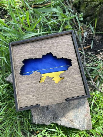 Подарунковий патріотичний набір «Україна понад усе»: великий прапор у дерев’яному боксі з вирізом карти