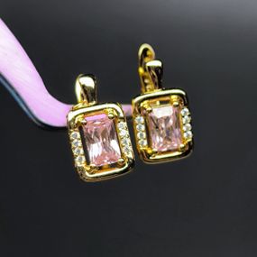 Сережки медицинское золото, розмір 14/8 мм, вага 2,9гр белые стразы и розовый кристалл