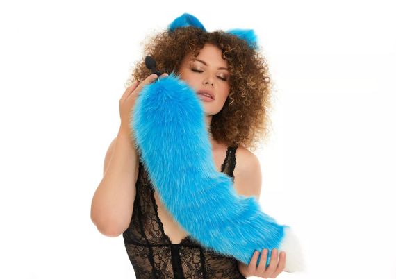 Анальний хутряний пухнастий хвіст без пробки, Яскраво-блакитний з білим кінчиком, OKOVA 60 см. Sex Aura | Зображення 2