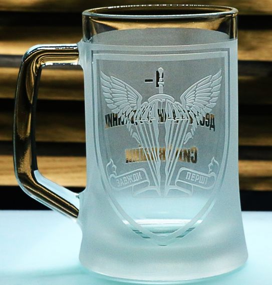 Подарочный пивной бокал с гравировкой 670 мл лого шеврона Десантно-штурмовые войска матовый