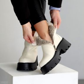 Эффектные молодежные зимние молочные ботинки на толстой подошве 39