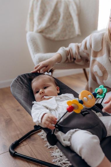 Дитячий шезлонг (крісло-гойдалка)  для новонароджених дуга з іграшками в подарунок Сірий | Зображення 2