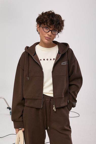 Спортивний костюм вільного фасону з вишитим написом - коричневий цвет, M/L (є розміри) | Зображення 2