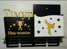 Медальниця карате, тейквондо, айкідо, іменна з поличкою, дерев'яна, тримач для медалей, медальниці