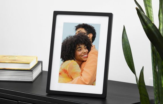 Цифрова фоторамка Skylight 10” з сенсорним дисплеєм, Wi-Fi, пам’ять 8 ГБ до 8000 фото, IPS 1280x800, з додатком | Зображення 1