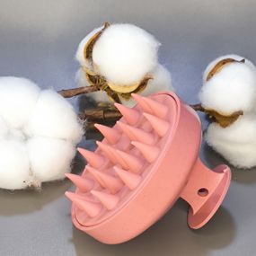 Силиконовая щетка для мытья волос и массажа головы (розовая)