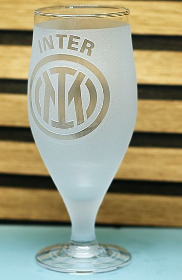 Пивной бокал 500 мл ФК Internazionale Milano Интер на ножке с гравировкой подарок кружка фанату футбола | Зображення 2