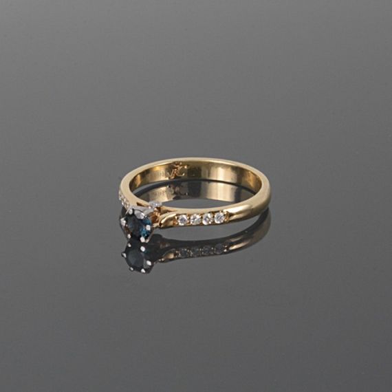 Кольцо из желтого золота с сапфиром и бриллиантами 20