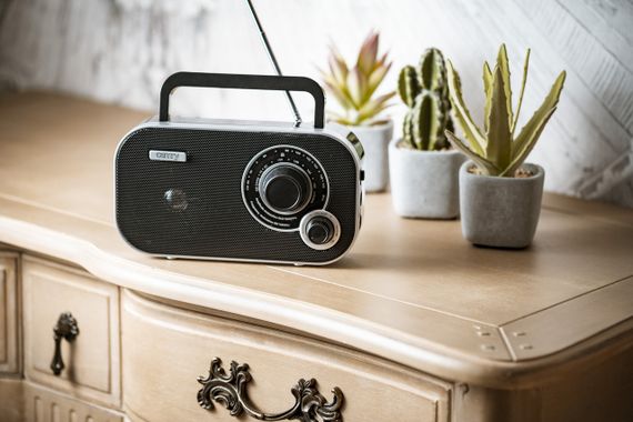 Радиоприемник Camry CR 1140 портативный AM/FM, переносной, от сети и батареек, черный | Зображення 3