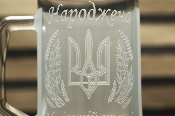 Подарунковий кухоль для пива з гравіюванням 670 мл народжена в Україні | Зображення 5
