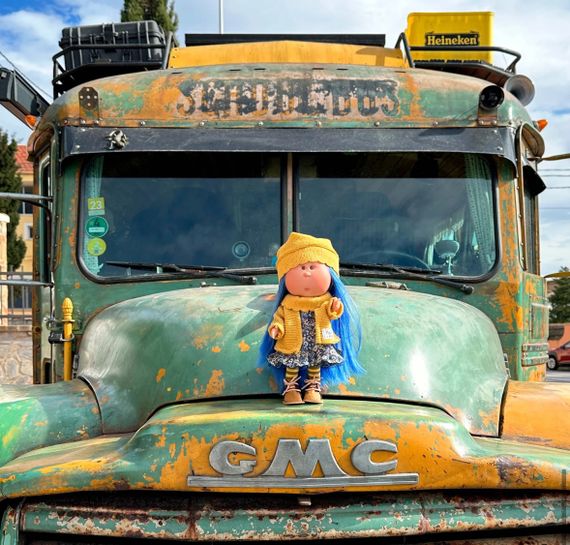 Лялька Міа Іспанська Вінілова Велика Дівчинка з Синім Волоссям Mia Україна Nines d`Onil 30 см | Зображення 4