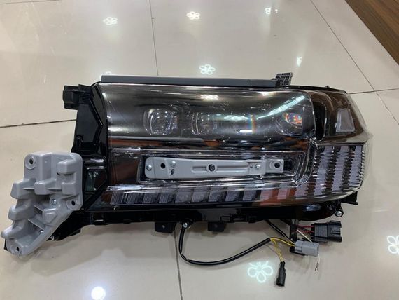 Передняя оптика 2016-2024 (Bugatti) для Toyota Land Cruiser 200 | Зображення 1