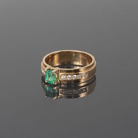 Женское кольцо из красного золота с изумрудом и бриллиантами 18.5