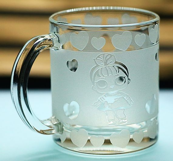 Подарункова дитяча чашка для чаю води 320 мл з гравіюванням лялька ЛОЛ L.O.L