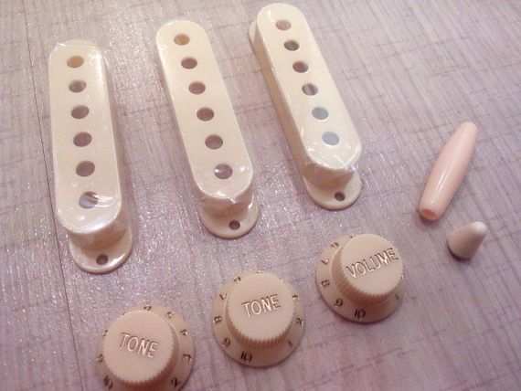 Комплект крышки синглов и ручки для электрогитары Fender Stratocaster Ibanes Shur LTD ESP бежевые | Зображення 3