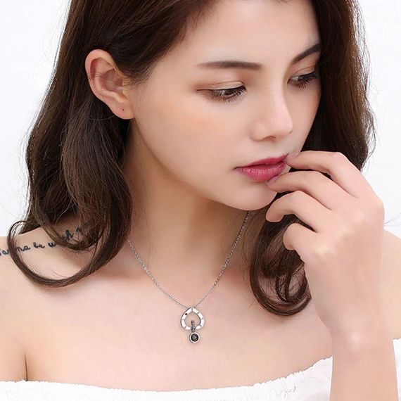 Кулон з ланцюжком "I love you" на 100 мовах світу / Жіночий кулон з проекцією / Підвіска на шию | Зображення 1