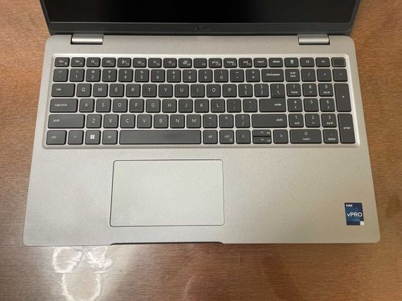 Ультрабук Dell Latitude 5540 / 15.6" (1920x1080) IPS / Intel Core i5-1350P (12 (16) ядер по 3.5 - 4.7 GHz) / 16 GB DDR4 / 256 GB SSD / Intel Iris Xe Graphics / WebCam б/у | Зображення 2