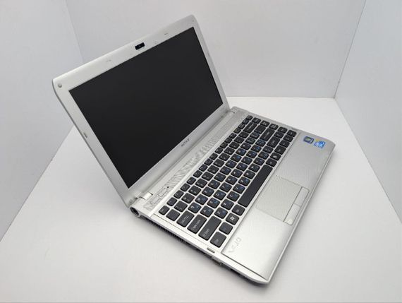 Ноутбук Sony VPC S111FM / 13.3" (1366x768) TN / Intel Core i5-430M (2 (4) ядер по 2.2 - 2.5 GHz) / 6 GB DDR3 / 320 GB HDD / Intel HD Graphics / WebCam / АКБ не тримає б/в | Зображення 3