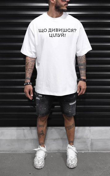 Футболка з мерчем