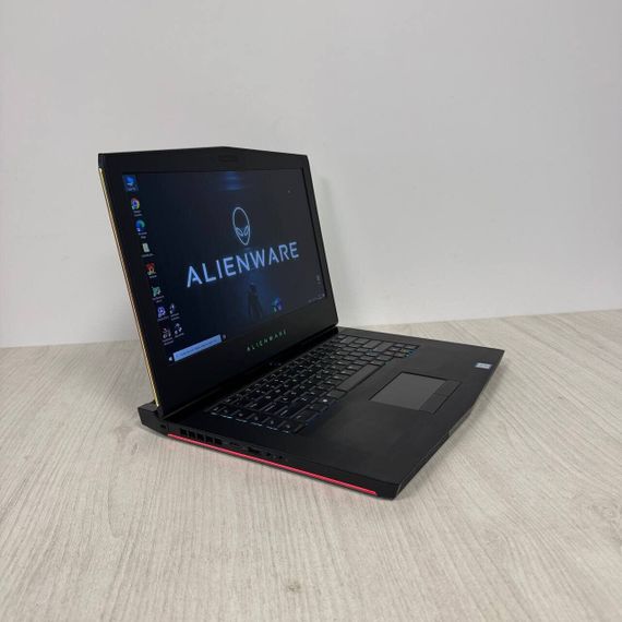 Ігровий ноутбук Dell Alienware 15 R3 / 15.6" (1920x1080) IPS / Intel Core i7-7700HQ (4 (8) ядра по 2.8 - 3.8 GHz) / 16 GB DDR4 / 128 GB SSD + 1000 GB HDD / nVidia GeForce GTX 1070, 8 GB GDDR5, 256-bit / WebCam б/в | Зображення 5