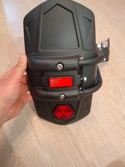 Брызговик для мотоцикла на заднее колесо матовый с отражателями