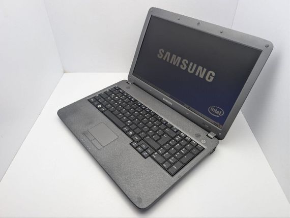 Ноутбук Samsung R530 / 15.6" (1366x768) TN / Intel Pentium T4500 (2 ядра по 2.3 GHz) / 4 GB DDR3 / 320 GB HDD / Intel HD Graphics / WebCam / DVD-ROM б/у | Зображення 6