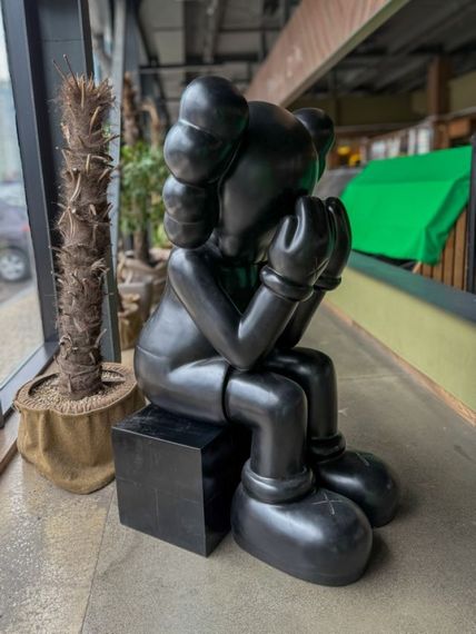Kaws Companion Passing Through Black колекційна фігурка 160 см чорний kw001