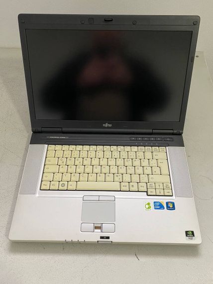 Ноутбук Fujitsu Celsius H700 / 15.6" (1920x1080) TN / Intel Core i7-620M (2 (4) ядра по 2.66 - 3.33 GHz) / 8 GB DDR3 / 128 GB SSD / nVidia Quadro FX 880M, 1 GB GDDR3, 128-bit / DVD-ROM б/в | Зображення 1