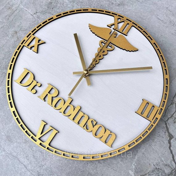 Іменний настінний годинник для лікаря з дерева Подарунок медику або медсестрі