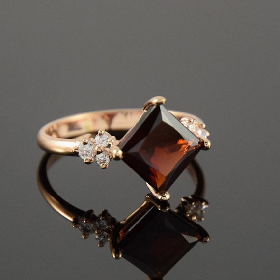 Кольцо из красного золота с гранатом 19 | Зображення 2