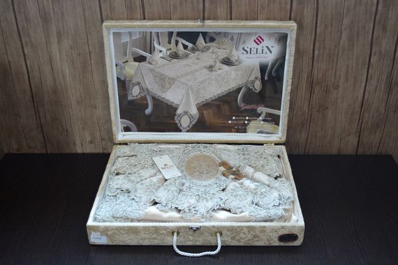 Подарунковий набір для сервірування столу Selin Gamze Set 160×350 см в скрині Бежевий | Зображення 1