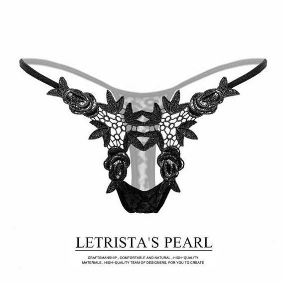 Стринги з квітами та пікантним вирізом червоний | Зображення 1