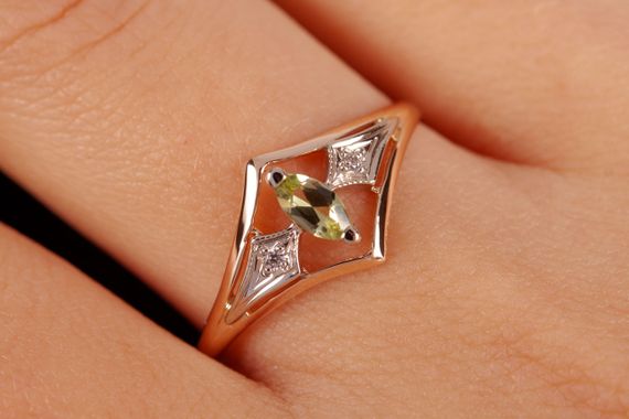 Кольцо из красного и белого золота с хризолитом 20