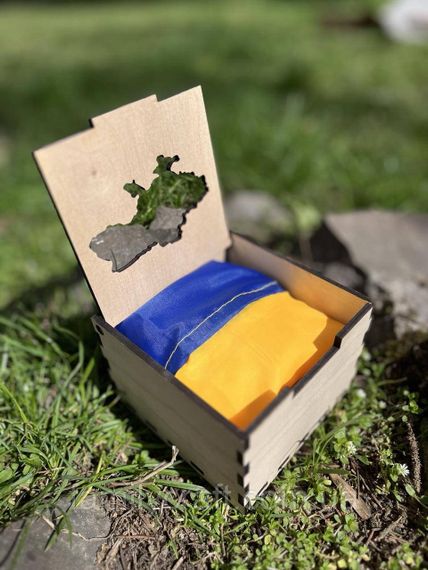 Прапор України до дня перемоги в дерев'яній подарунковій коробці з гербом або картою України | Патріотичний подарунок | Зображення 3