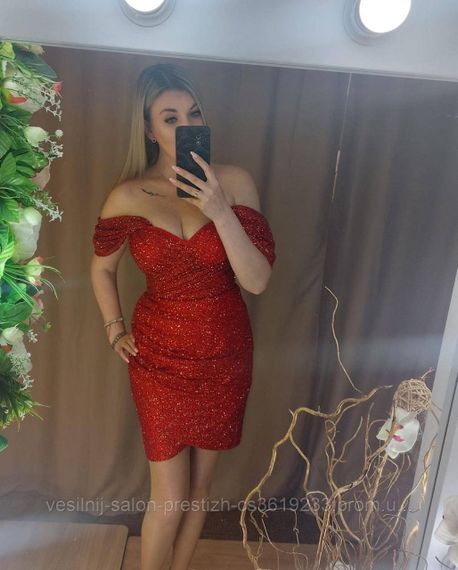 Червона сукня, довжина міні