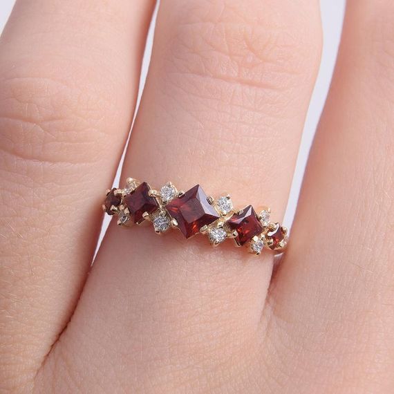 Кольцо из красного золота с гранатами 21.5 | Зображення 5