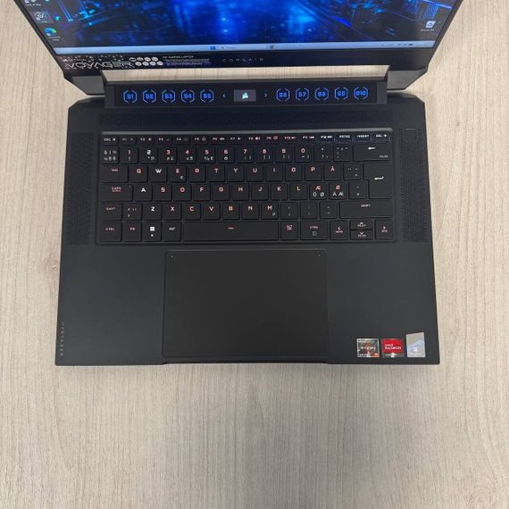 Игровой ноутбук Corsair Voyager A1600 / 16" (2560x1600) IPS / AMD Ryzen 9 6900HS (8 (16) ядер по 3.3 - 4.9 GHz) / 16 GB DDR5 / 512 GB SSD / AMD Radeon RX 6800M, 12 GB GDDR6, 192-bit / WebCam б/у | Зображення 2