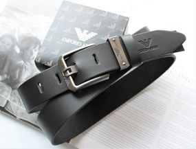 Чоловічий шкіряний ремінь Armani у чорній коробці.