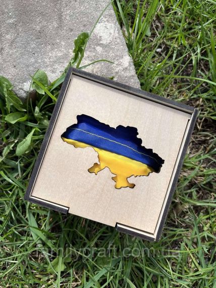Патріотичний подарунковий бокс «Україна в серці»: прапор 140х90 см у дерев’яній скриньці з контуром карти