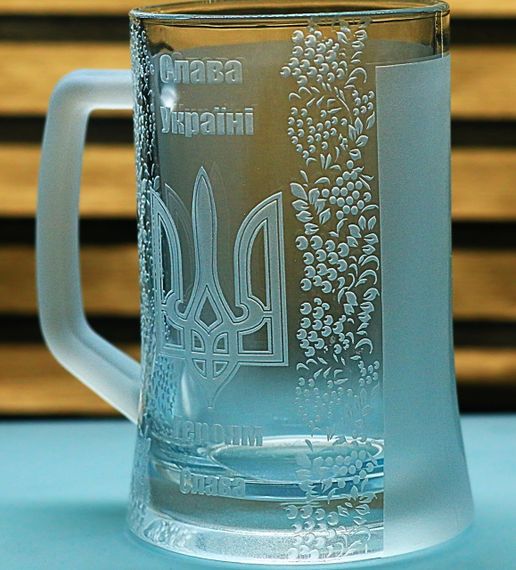 Пивний келих з ручкою 670 мл Слава Україні з гравіюванням  Кухоль з тризубом та калиною Патріотичний подарунок | Зображення 2