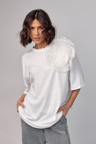 Удлиненная футболка oversize с объемным цветком - белый цвет, M (есть размеры)