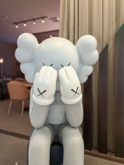 Kaws Companion Passing Through Grey велика колекційна статуетка фігурка 130 см сірий kw006 | Зображення 3