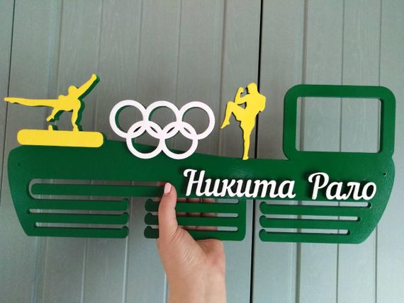 Медальниця для художньої гімнастики, іменна з поличкою, дерев'яна, тримач для медалей, медальниці