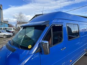 Козырек на лобовое стекло (черный глянец, 5мм) для Volkswagen LT 1998-2024 гг