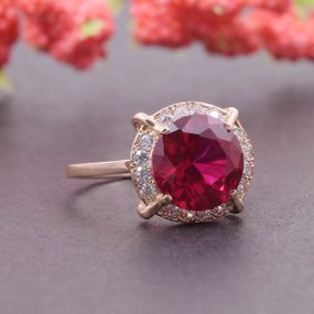 Кольцо из желтого золота с большим розовым камнем 18