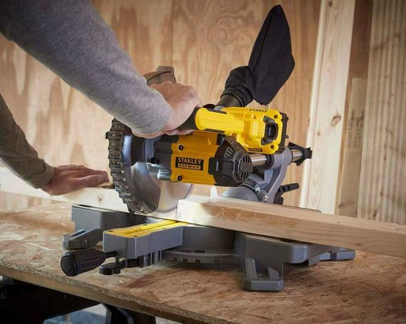 Пила торцювальна акумуляторна Stanley FATMAX з АКБ та ЗП SFMCS701M1 | Зображення 4