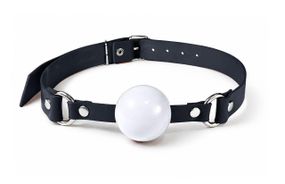 Кляп силиконовый Feral Feelings Silicon Ball Gag Black/White, черный ремень, белый шарик Sex Aura