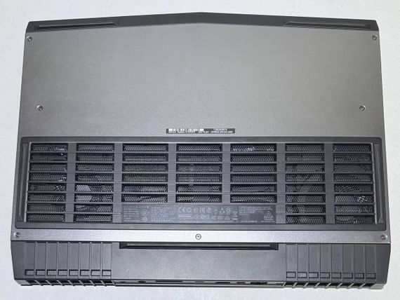 Ігровий ноутбук Dell Alienware 15 R3 / 15.6" (1920x1080) IPS / Intel Core i7-7700HQ (4 (8) ядра по 2.8 - 3.8 GHz) / 16 GB DDR4 / 256 GB SSD + 1000 GB HDD / nVidia GeForce GTX 1070, 8 GB GDDR5, 256-bit / WebCam б/в | Зображення 2