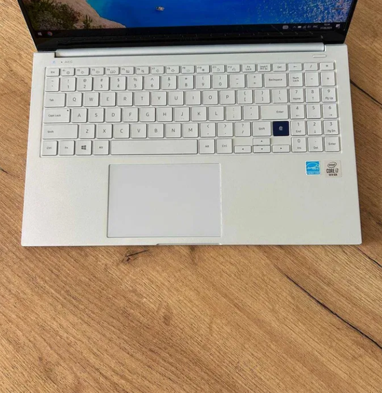 Ноутбук Samsung  White 15.6" FHD OLED i7 10510U 16Gb SSD 256Gb Б/В | Зображення 1